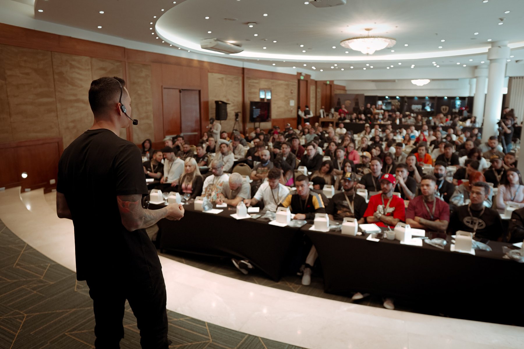 Hernán Yepes dando una charla ante un salón lleno de tatuadores